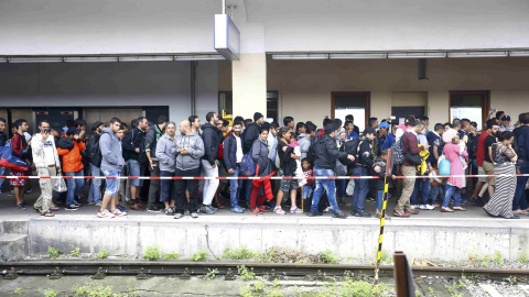 Los inmigrantes caminan a lo largo del andén tras bajarse del tren en Viena, Austria 5 de septiembre de 2015. REUTERS / Dominic Ebenbichler