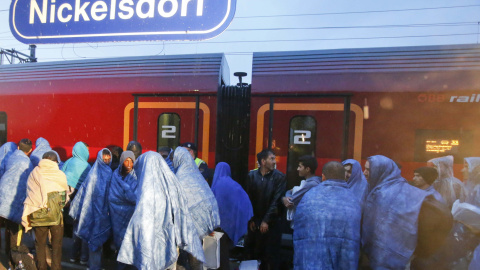 Inmigrantes en su llegada a la estación de Nickelsdorf, donde se subirán a un tren con destino Alemania. REUTERS/Heinz-Peter Bader