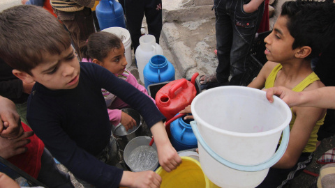 Unos niños esperan que para recoger agua potable en la ciudad siria de Alepo. REUTERS/Giath Taha Unos niños esperan que para recoger agua potable en la ciudad siria de Alepo. REUTERS/Giath Taha