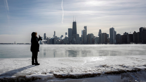 Una mujer fotografía el lago Michigan (Chicago) congelado por las temperaturas polares que experimentan amplias zonas del norte de Estados Unidos. / EFE - KAMIL KRZACZYNSKI Una mujer fotografía el lago Michigan (Chicago) congelado por las temperaturas polares que experimentan amplias zonas del norte de Estados Unidos. / EFE - KAMIL KRZACZYNSKI