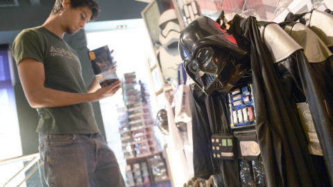 Un cliente mira los objetos de merchandise de Star Wars en una tienda  Disney en Santa Monica, California (EEUU). EFE/EPA/MIKE NELSON