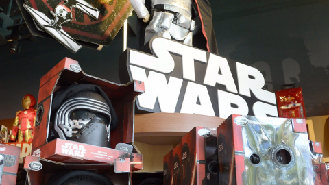 Objetos de merchandise de la nueva entrega de Star Wars, en una tienda Disney en Santa Monica, California (EEUU). EFE/EPA/MIKE NELSON