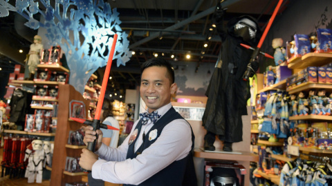 Jake gerente de una tienda Disney en California (EEUU), muestra la nueva espada láser de la película 'Star Wars, el despertar de la fuerza'. EFE/EPA/MIKE NELSON