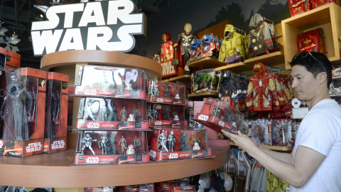 Un hombre observa los productos de merchandising de Star Wars en una tienda Disney, en Santa Monica, California (EEUU). EFE/EPA/MIKE NELSON