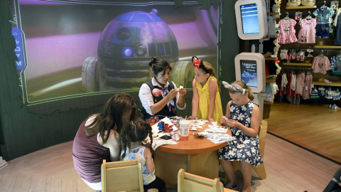 Varios niños jugando con objetos de Star Wars en una tienda Disney en  Santa Monica, California (EEUU). EFE/EPA/MIKE NELSON