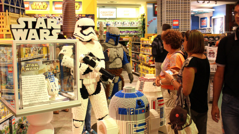 Dos mujeres observando las fichas lego con motivos de Star Wars en un sector de la tienda principal de Toys "R" Us en Times Square, Nueva York (EEUU). EFE/Mario Villar