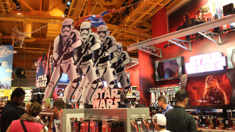 Los juguetes de Star Wars en la tienda principal de Toys "R" Us en Times Square, Nueva York (EEUU). EFE/Mario Villar Los juguetes de Star Wars en la tienda principal de Toys "R" Us en Times Square, Nueva York (EEUU). EFE/Mario Villar