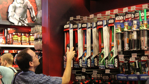 Un hombre observando los juguetes sobre Star Wars en la tienda principal de Toys "R" Us en Times Square, Nueva York (EEUU). EFE