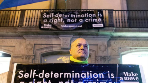 Una bandera europea con un crespón negro y una pancarta en inglés con el lema "La autodeterminación es un derecho, no un crimen", que los activistas de la ANC han colocado en el balcón de la sede de la Comisión Europea en Barcelona. EFE/ En