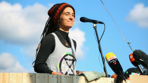 07/10/2019 - La capitana alemana del Sea Watch 3, Carola Rackete, pronuncia un discurso mientras los activistas se reúnen alrededor de la Columna de la Victoria en Berlín, Alemania. REUTERS / Christian Mang