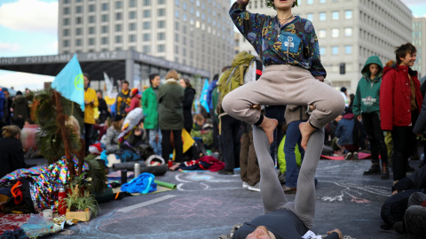 07/10/2019 - Activistas del clima en la protesta de 'Extinction Rebellion' en la plaza Potsdamer Platz en Berlín, Alemania. REUTERS / Extinction Rebellio