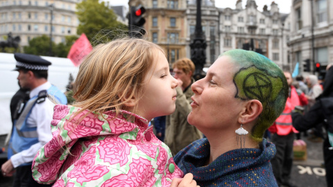 10/07/2019.- Partidarios de 'Extintion Rebellion' bloquean el camino en Westminster en Londres, Gran Bretaña. EFE/EPA/FACUNDO ARRIZABALAGA