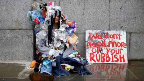 07/10/2019 - Un activista cubierto de basura durante las protestas de Londres, Gran Bretaña. REUTERS/Henry Nicholls