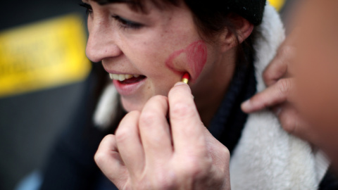 07/10/2019 - Una activista se pinta la cara durante la acción por el clima en Austria. REUTERS/Lisi Niesner