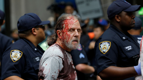 07/10/2019 - Un activista es detenido tras las protestas por el clima en Nueva York.  REUTERS/Mike Segar