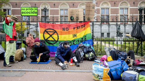 10/07/2019.- Activistas en un bloqueo en el Stadhouderskade frente al Rijksmuseum, en Amsterdam, Países Bajos. EFE//EPA/Niels Wenstedt