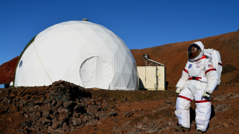 Fotografía facilitada por HI-SEAS que muestra a Sian Proctor, profesor de geología de Arizona, junto al módulo en el que un equipo de seis personas ha vivido aislado durante un año como simulación de vida en Marte en Hawai (Estados Unidos). Fotografía facilitada por HI-SEAS que muestra a Sian Proctor, profesor de geología de Arizona, junto al módulo en el que un equipo de seis personas ha vivido aislado durante un año como simulación de vida en Marte en Hawai (Estados Unidos).