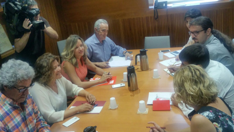 PSOE, Podemos, Cha e IU se sentaron juntos este lunes para tratar de desbloquear el relevo en la presidencia de las Cortes de Aragón y sentar las bases para crear un foro estable de debate. PSOE, Podemos, Cha e IU se sentaron juntos este lunes para tratar de desbloquear el relevo en la presidencia de las Cortes de Aragón y sentar las bases para crear un foro estable de debate.