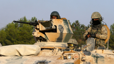 Dos soldados turcos en un carro de combate junto a la frontera con Siria. - REUTERS Dos soldados turcos en un carro de combate junto a la frontera con Siria. - REUTERS