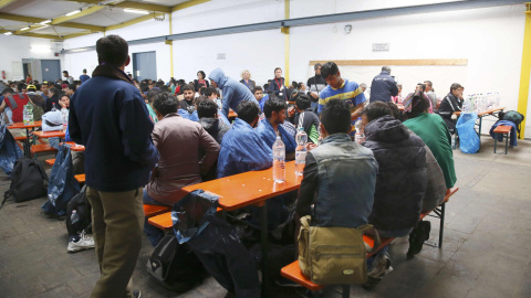 Refugiados siendo atendidos al llegar a la estación de trenes de Múnich. /REUTERS
