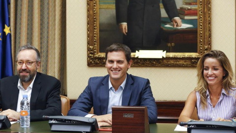 Albert Rivera (c) preside esta tarde la reunión del grupo parlamentario de Ciudadanos, junto al portavoz parlamentario, Juan Carlos Girauta (1i), y la diputada Patricia Reyes, miembro de la Mesa del Congreso (1d). EFE/Kiko Huesca Albert Rivera (c) preside esta tarde la reunión del grupo parlamentario de Ciudadanos, junto al portavoz parlamentario, Juan Carlos Girauta (1i), y la diputada Patricia Reyes, miembro de la Mesa del Congreso (1d). EFE/Kiko Huesca