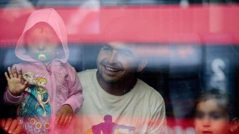 En Múnich la gente reaccionó con una avalancha de donaciones de ropa que hizo que por la tarde se anunciase que ya no eran necesarias.- NICOLAS ARMER (EFE)