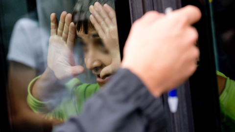Muchos espontáneos se dieron también cita en la estación con letreros de bienvenida y aplaudieron a los refugiados cuando se bajaban de los trenes.- SVEN HOPPE (EFE)