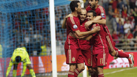 Los jugadores de la selección española felicitan a Andrés Iniesta (2-i) tras marcar el segundo gol ante Eslovaquia, durante el partido de clasificación para la Eurocopa 2016. EFE Los jugadores de la selección española felicitan a Andrés Iniesta (2-i) tras marcar el segundo gol ante Eslovaquia, durante el partido de clasificación para la Eurocopa 2016. EFE