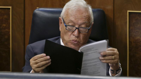 El ministro de Asuntos Exteriores, José Manuel García-Margallo siguen desde su escaño la intervención del presidente del Gobierno en funciones, Mariano Rajoy, durante la primera jornada del debate de investidura a la que se somete, esta tar