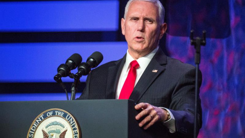 El vicepresidente de Estados Unidos, Mike Pence, ofrece un discurso en el que apoya al líder de la oposición venezolana, Juan Guaidó, tras una mesa redonda en la que han participado exiliados y líderes comunitarios venezolanos, este viernes El vicepresidente de Estados Unidos, Mike Pence, ofrece un discurso en el que apoya al líder de la oposición venezolana, Juan Guaidó, tras una mesa redonda en la que han participado exiliados y líderes comunitarios venezolanos, este viernes