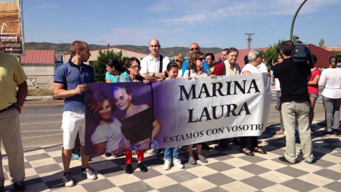 Familiares de Marina Okarinska y Laura del Hoyo Chamón, presuntamente asesinadas por Sergio Morate, concentrados ante los juzgados de Cuenca. E.P.
