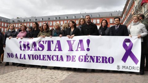 Carmena y Colau, en la plaza Mayor de Madrid. / EFE Carmena y Colau, en la plaza Mayor de Madrid. / EFE