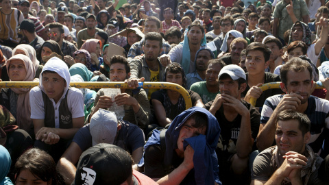 Refugiados e inmigrantes esperar al proceso de registro en el puerto de Mitilene, en la isla griega de Lesbos, 5 de septiembre de 2015. REUTERS / Dimitris Michalakis Refugiados e inmigrantes esperar al proceso de registro en el puerto de Mitilene, en la isla griega de Lesbos, 5 de septiembre de 2015. REUTERS / Dimitris Michalakis
