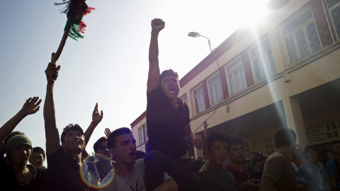 Refugiados afganos gritan durante una protesta por la prioridad que se está dando a los sitios en el proceso de registro en el puerto de Mitilene, en la isla griega de Lesbos, 6 de septiembre de 2015. REUTERS / Dimitris Michalakis