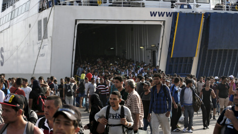 Refugiados e inmigrantes llegan a bordo del buque de pasajeros Tera Jet en el puerto de El Pireo, cerca de Atenas, Grecia 6 de septiembre de 2015.REUTERS / Alkis Konstantinidis