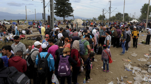 Refugiados y inmigrantes se preparan para cruzar la frontera de Grecia con Macedonia, cerca del pueblo de Idomeni, 6 de septiembre de 2015. REUTERS / Alexandros Avramidis
