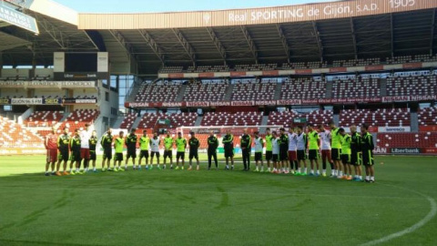 La selección española ha guardado un minuto de silencio antes del entrenamiento en El Molinón (Gijón). /SEFÚTBOL La selección española ha guardado un minuto de silencio antes del entrenamiento en El Molinón (Gijón). /SEFÚTBOL
