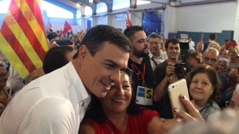 El líder del PSOE, Pedro Sánchez posa para un selfie en Tarragona en la fiesta de la gente mayor de los socialistas catalanes. EFE/ JAUME SELLART El líder del PSOE, Pedro Sánchez posa para un selfie en Tarragona en la fiesta de la gente mayor de los socialistas catalanes. EFE/ JAUME SELLART