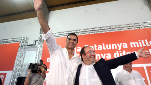El líder del PSOE, Pedro Sánchez acompañado del líder de los socialistas catalanes, Miquel Iceta saludan en Tarragona en la fiesta de la gente mayor de los socialistas catalanes. EFE/ JAUME SELLART El líder del PSOE, Pedro Sánchez acompañado del líder de los socialistas catalanes, Miquel Iceta saludan en Tarragona en la fiesta de la gente mayor de los socialistas catalanes. EFE/ JAUME SELLART