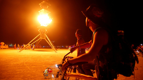 Los participantes observan las llamas en la Aguja de fuego. Aproximadamente 70.000 personas de todo el mundo se reúnen en la 30ª edición anual de "Burning Man", el festival de música en el desierto de la roca negra de la roca de Nevada. REU