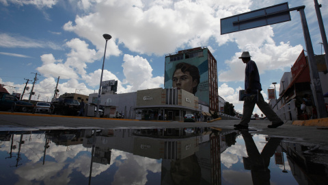 Un hombre cruza una calle mientras observa un mural del icónico cantante mexicano Juan gabriel, en Ciudad Juárez, México. REUTERS/Jose Luis Gonzalez