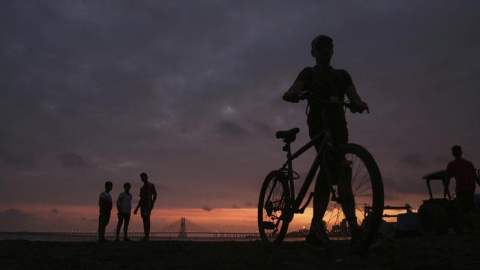 Vista del atardecer en la costa de Bombay, India. EFE/Divyakant Solanki