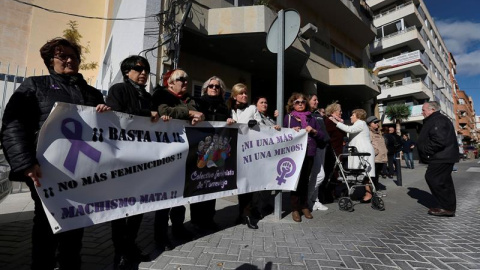 Numerosos vecinos de Torrevieja y toda la corporación municipal guardan un minuto de silencio por la agresión sufrida ayer por una mujer septuagenaria a manos de su pareja. Numerosos vecinos de Torrevieja y toda la corporación municipal guardan un minuto de silencio por la agresión sufrida ayer por una mujer septuagenaria a manos de su pareja.