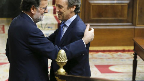 Mariano Rajoy saluda al portavoz del PP, Rafael Hernando, antes de su intervención. / MARISCAL (EFE) Mariano Rajoy saluda al portavoz del PP, Rafael Hernando, antes de su intervención. / MARISCAL (EFE)