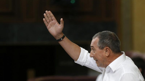 El portavoz de Compromís, Joan Baldoví, durante su intervención. / JUAN CARLOS HIDALGO (EFE) El portavoz de Compromís, Joan Baldoví, durante su intervención. / JUAN CARLOS HIDALGO (EFE)