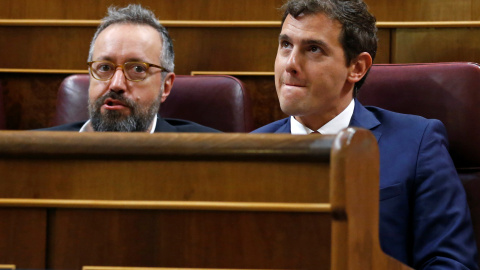 El líder de Ciudadanos, Albert Rivera, junto al diputado y portavoz del partido en el Congreso, Juan Carlos Girauta, durante el debate de investidura de este miércoles.- REUTERS