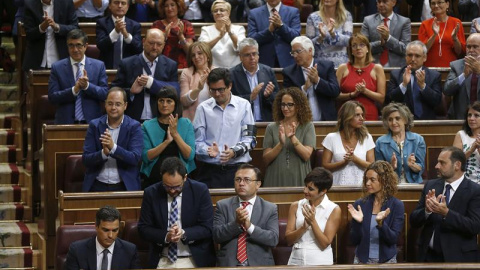 La bancada socialista aplaude a su líder, Pedro Sánchez (i, sentado), tras su intervención este miércoles en el Congreso de los Diputados.-EFE/Chema Moya La bancada socialista aplaude a su líder, Pedro Sánchez (i, sentado), tras su intervención este miércoles en el Congreso de los Diputados.-EFE/Chema Moya