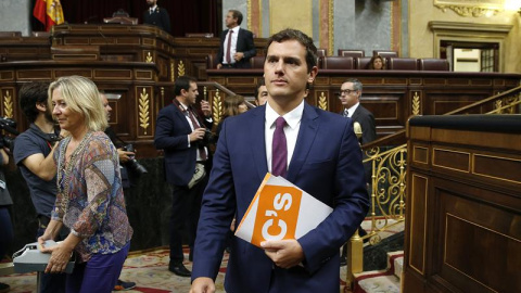 El líder de Ciudadanos, Albert Rivera, a su llegada al hemicíclo del Congreso de los Diputados donde se celebra la segunda sesión del debate de investidura del líder del PP, Mariano Rajoy, que concluirá con la primera votación, para la que 
