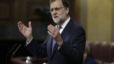 El presidente del Gobierno en funciones, Mariano Rajoy,contesta al secretario general del PSOE, Pedro Sánchez ,en la segunda sesión del debate de su investidura este miércoles en el Congreso de los Diputados.- EFE/Emilio Naranjo