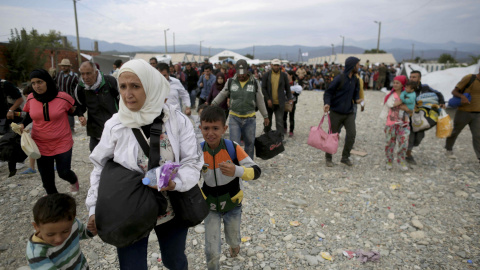 Los refugiados de Macedonia se ponen en marcha para emprender su camino a Hungría, el lugar seguro./ REUTERS/ Stoyan Nenov